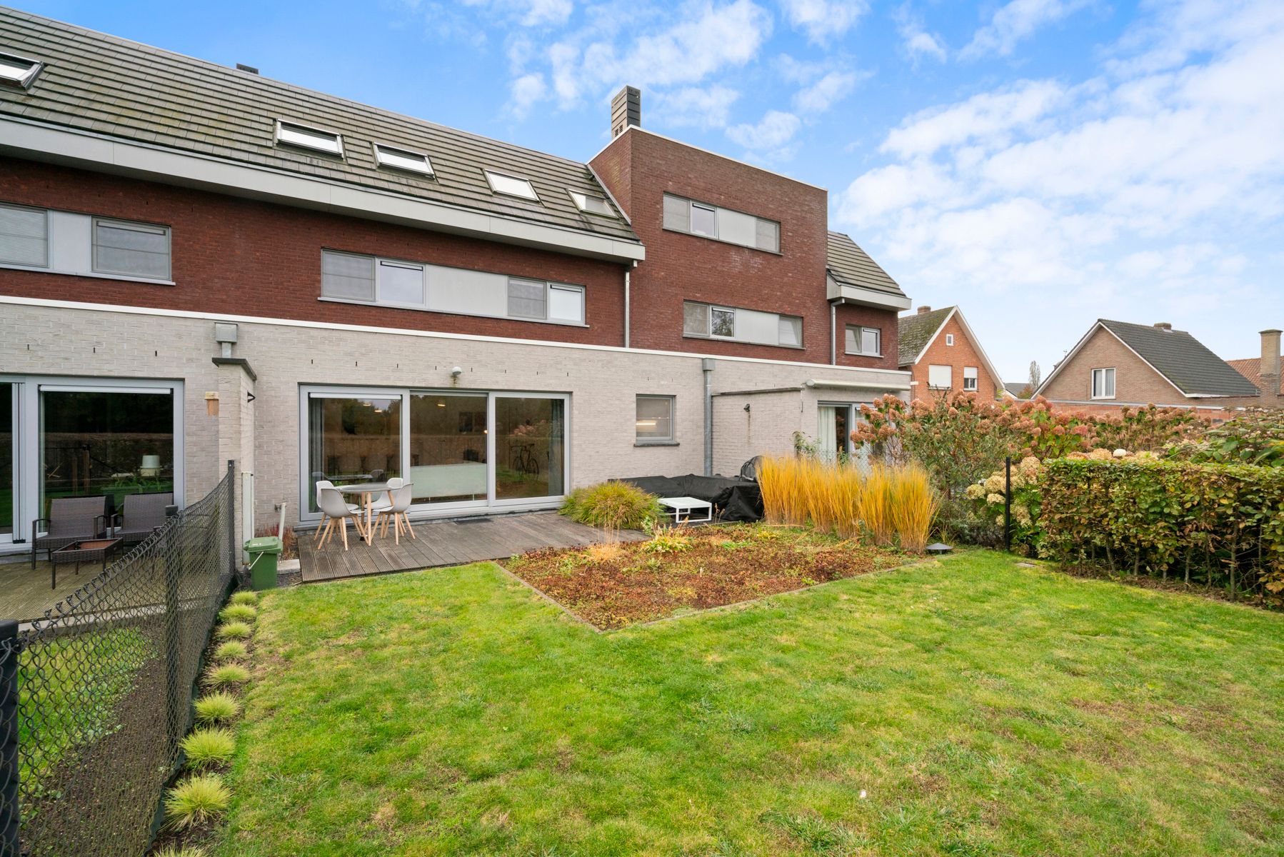 Recent gelijkvloers appartement met 2 slaapkamers en tuin foto {{pictureIndex}}