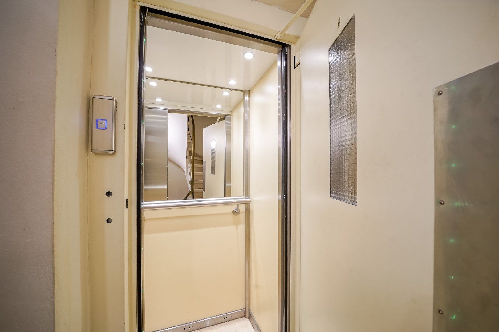 Prachtig vernieuwd 2-slaapkamerappartement centrum Oostende foto 16