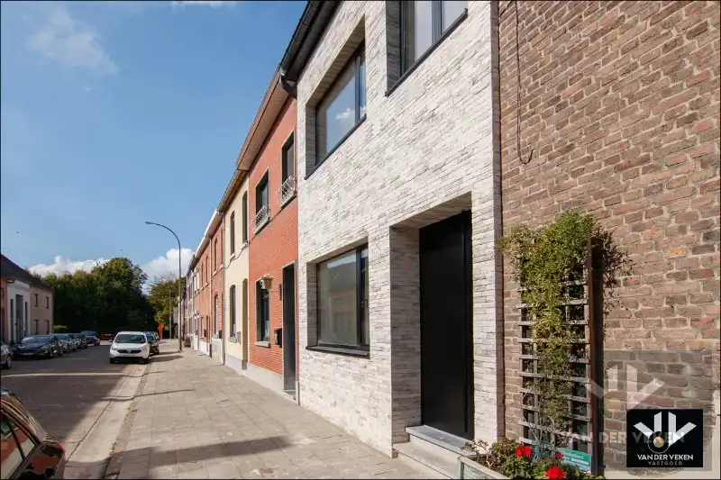 Volledig gerenoveerde, instapklare en energiezuinige rijwoning met 4 slaapkamers, 2 badkamers, zonnig terras, omheinde tuin en toegang achteraan net buiten de Grote Ring van Hasselt. foto 28