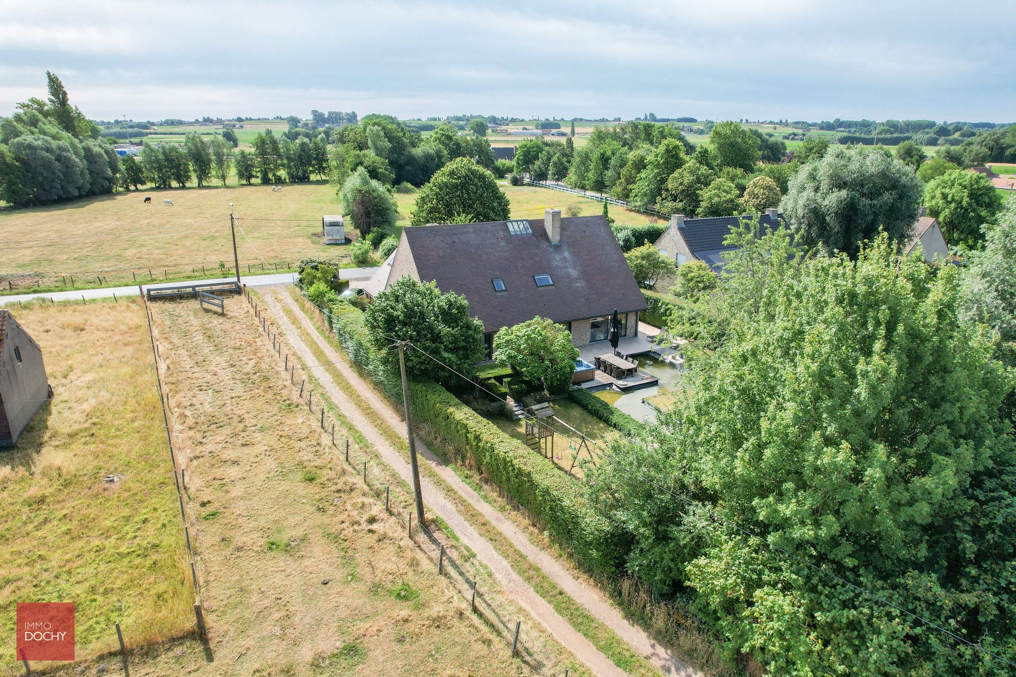 Landelijk gelegen ruime villa op 1.680m² foto {{pictureIndex}}