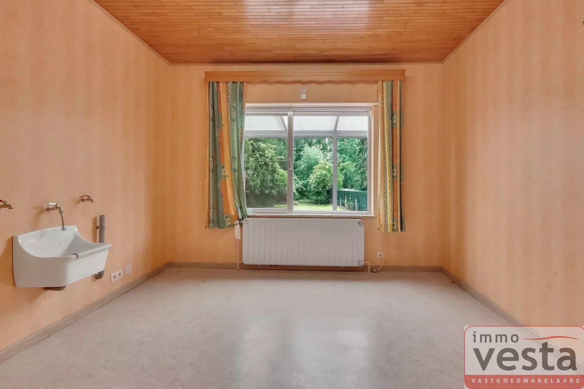 Ruime, op te knappen villa met handelsruimte foto 19