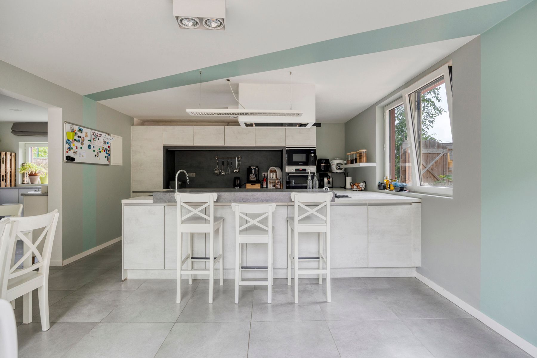 Volledig gerenoveerde, instapklare woning in groene omgeving foto 9