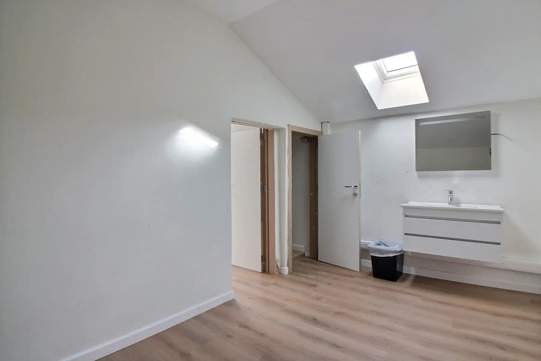 Opslagruimte met kantoor foto 10