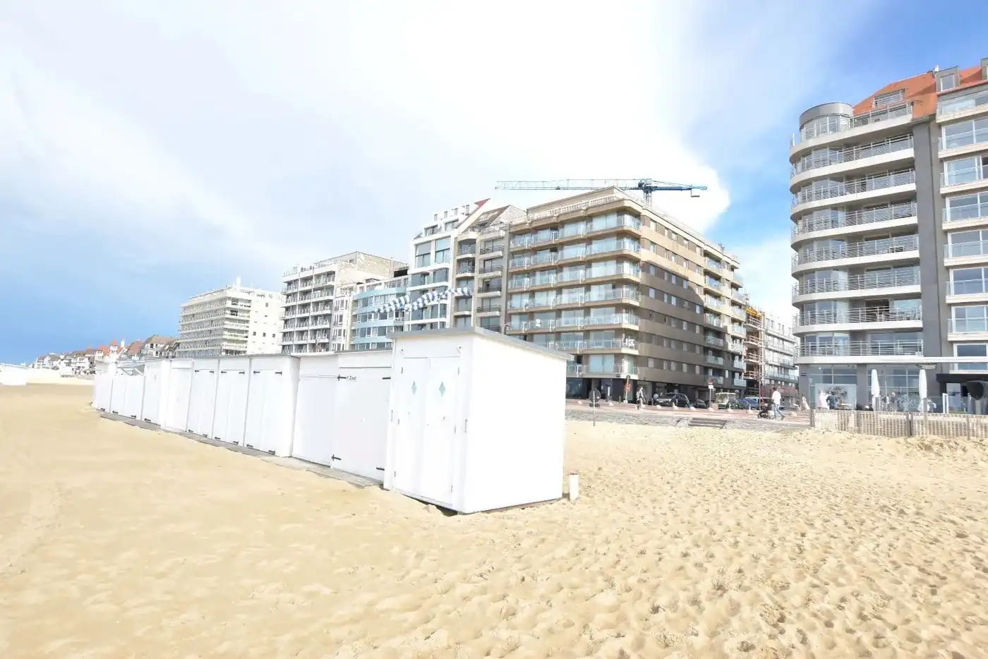 Exclusief gerenoveerd appartement met frontaal zeezicht op toplocatie in het Zoute foto 3