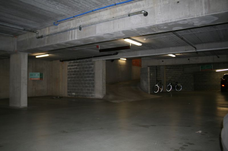 Autostaanplaatsen in gesloten garage foto {{pictureIndex}}