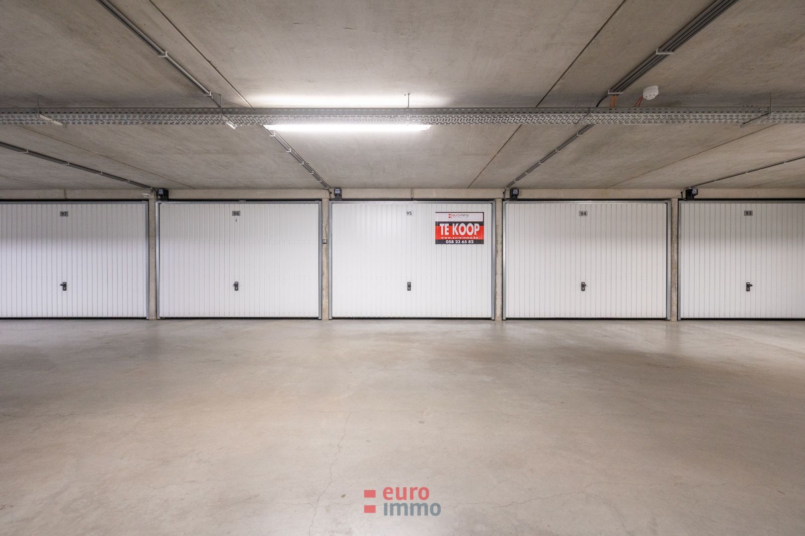 Goed gelegen en zéér vlot inrijdbare garagebox! foto {{pictureIndex}}