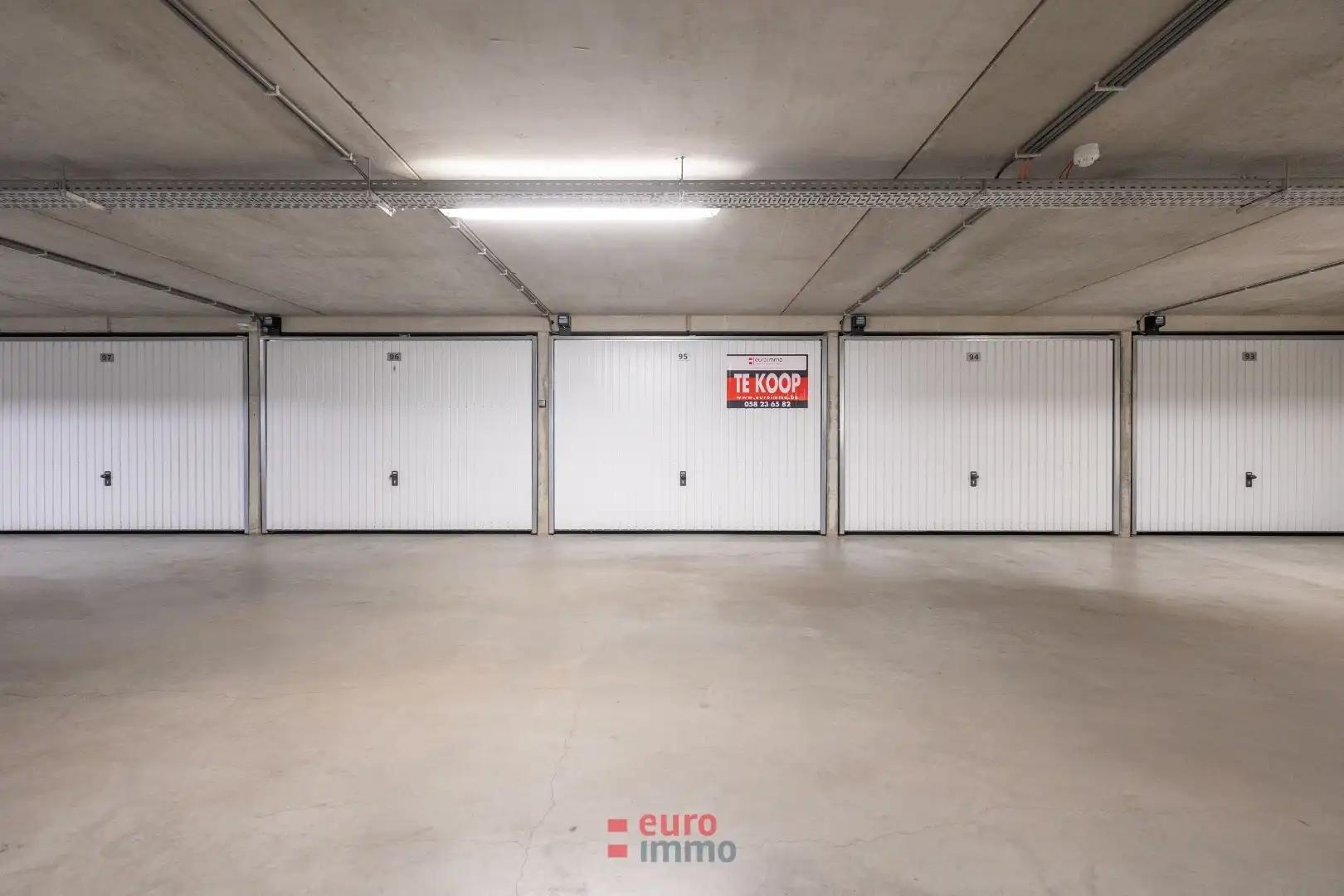 Goed gelegen en zéér vlot inrijdbare garagebox! foto {{pictureIndex}}