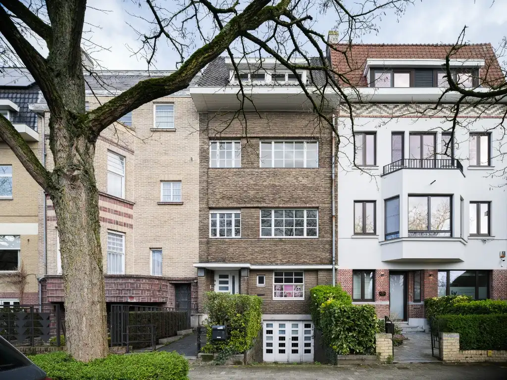 Hoofdfoto van de publicatie: Uitzonderlijk aanbod aan het Miljoenenkwartier - Bijzonder karaktervolle, op te frissen, art-déco woning met fenomenale stadstuin nabij het Paul De Smet de Naeyerpark.
