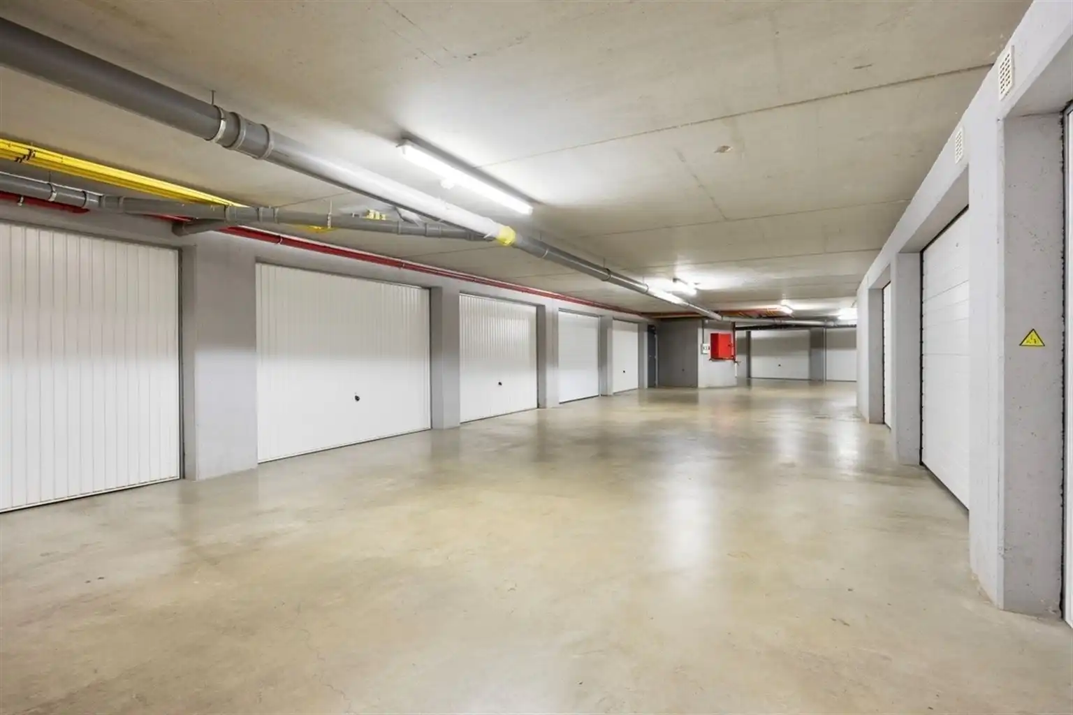 Charmant  2-slaapkamer appartement met 2 terrasjes en afgesloten garagebox, gelegen nabij het centrum van Maaseik.  foto 12