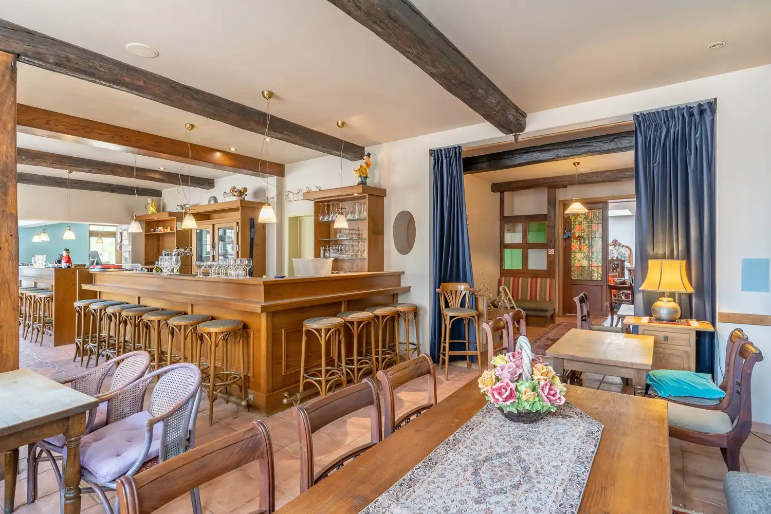 Zeer gunstig gelegen handelshuis op een ruim perceel grond foto 4