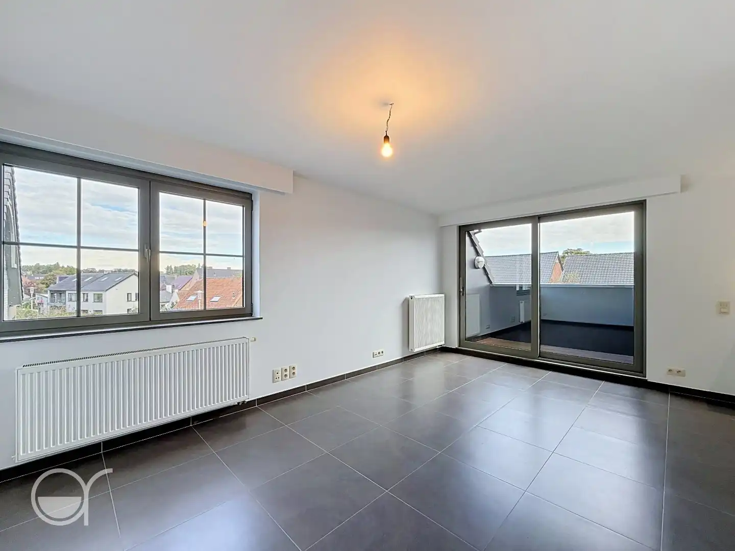 Lichtrijk duplexappartement met 2 slaapkamers, terras, garagebox én staanplaats foto 2