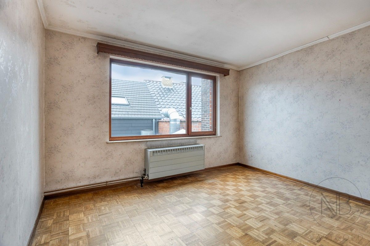 Te renoveren appartemtent met garage te koop! foto 18