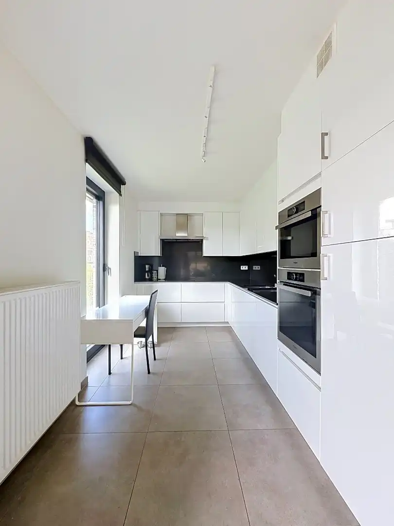 Lichtrijk gelijkvloers appartement met twee tuinen in Kessel-Lo! foto 6