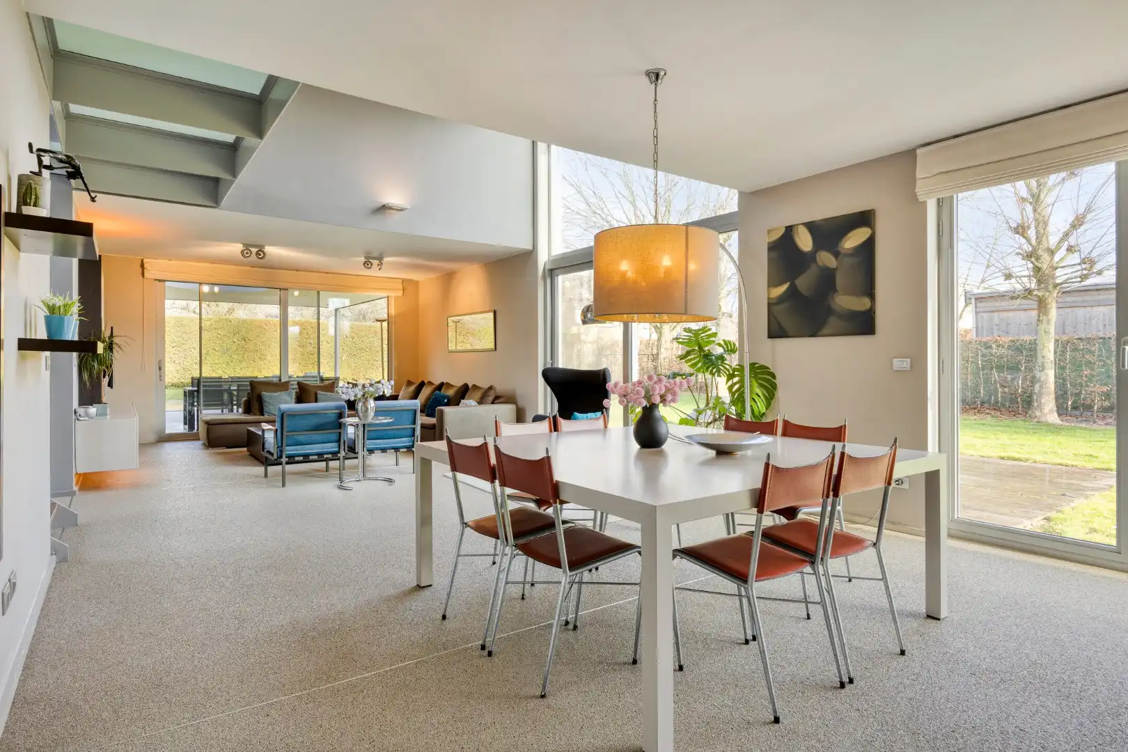 Moderne, ruim ingedeelde woning op een mooi perceel van 13 are met zwembad. foto 4