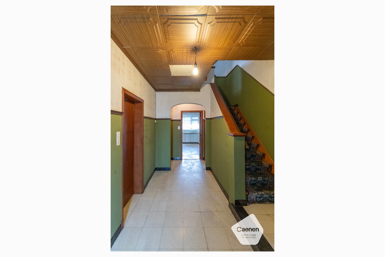 TE RENOVEREN STEVIGE HALF-OPEN WONING op CENTRALE LIGGING met 4 slaapkamers en GARAGE foto 2
