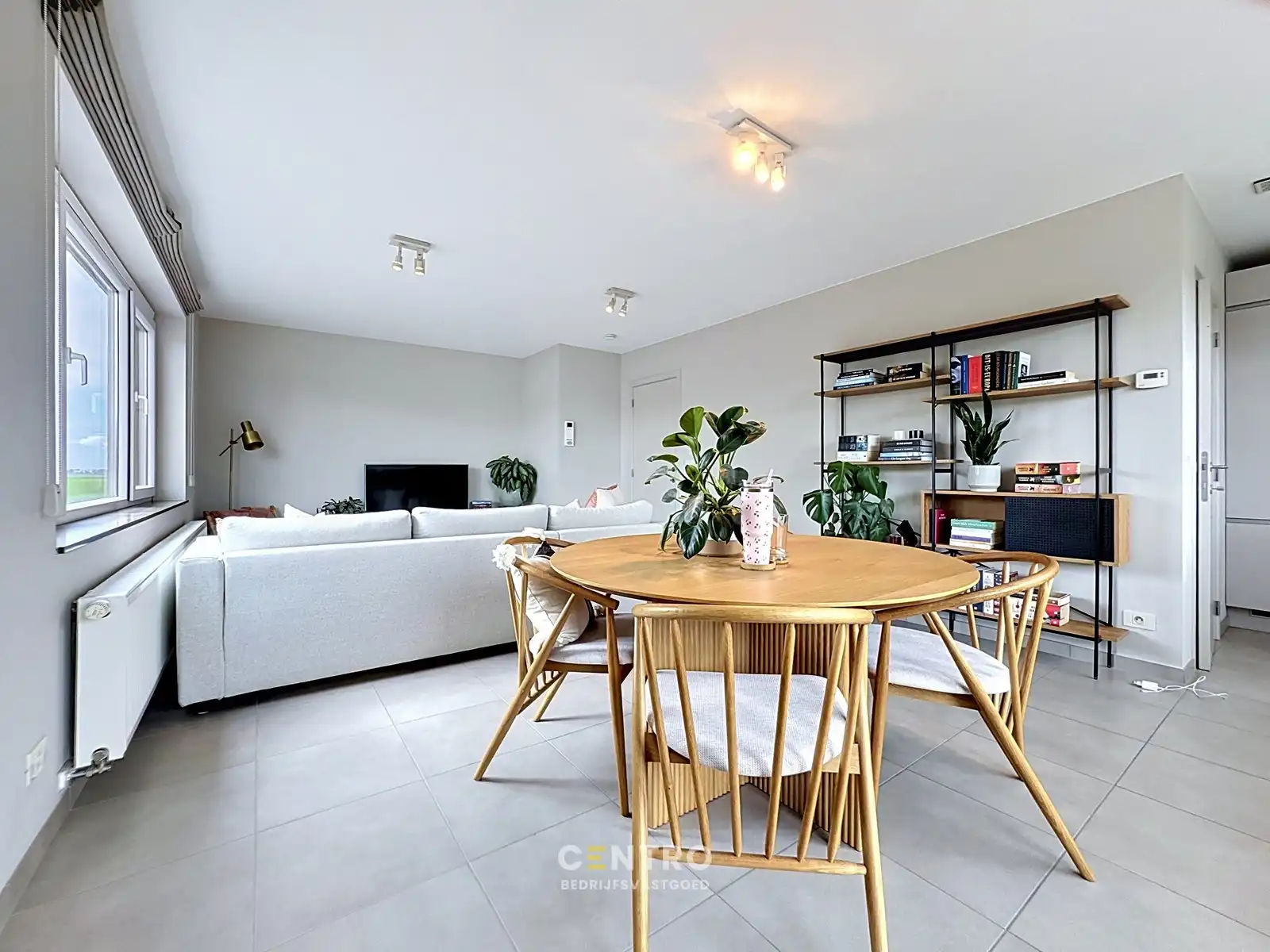 Strategisch gelegen BEDRIJFSPAND met magazijn, kantoren, verhuurd appartement & perceel bouwgrond (villa-bouw) nabij autosnelwegen te 8000 Brugge foto 10