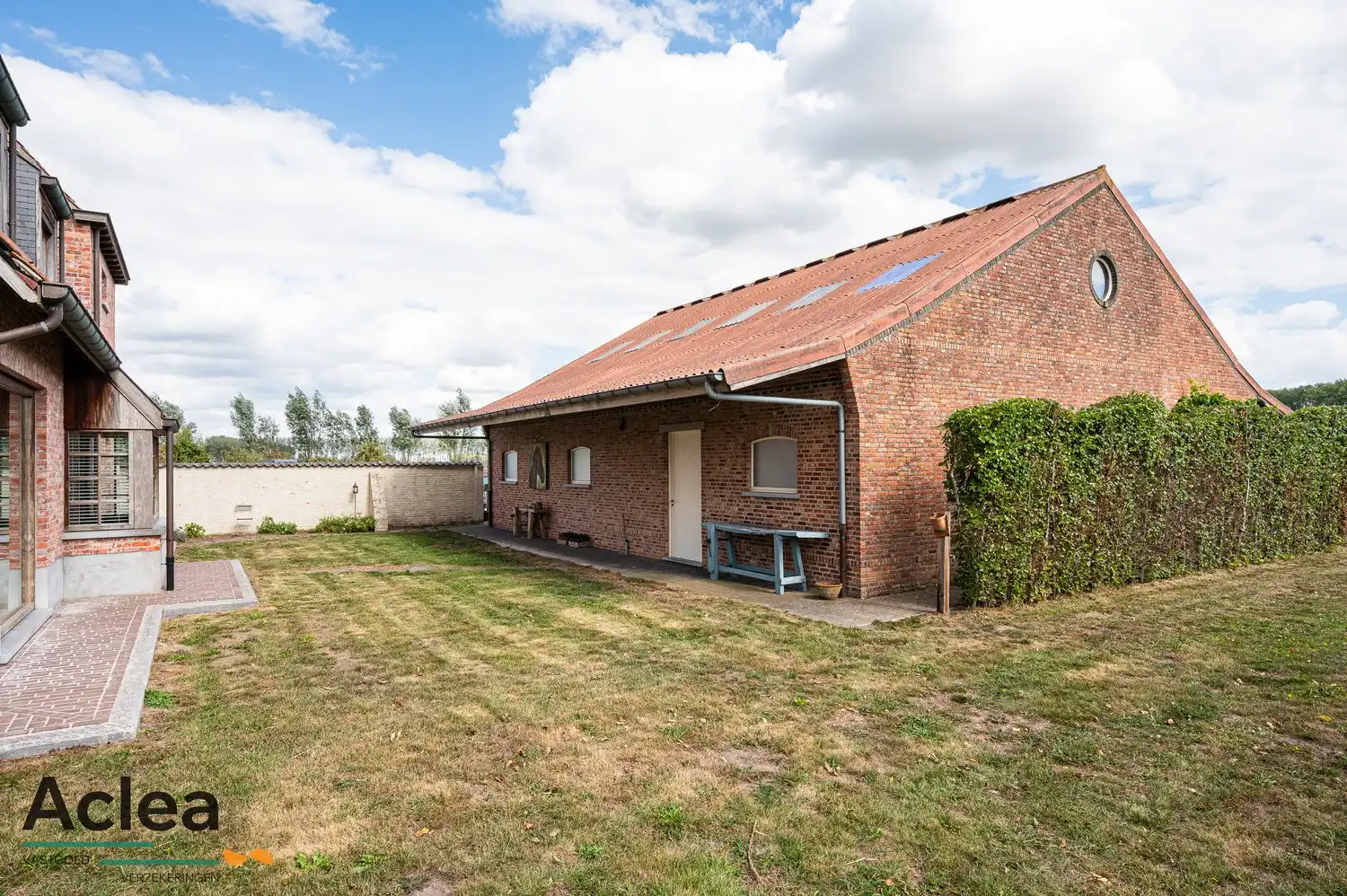 Karaktervol landhuis met paardenstal op 5.943m² in een groene omgeving foto 5