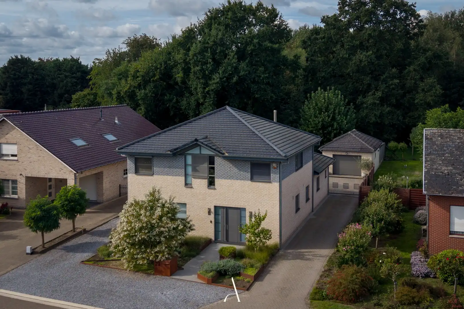 Ruime en energiezuinige villa met 4 slaapkamers op 763 m² in Molenbeersel foto 2