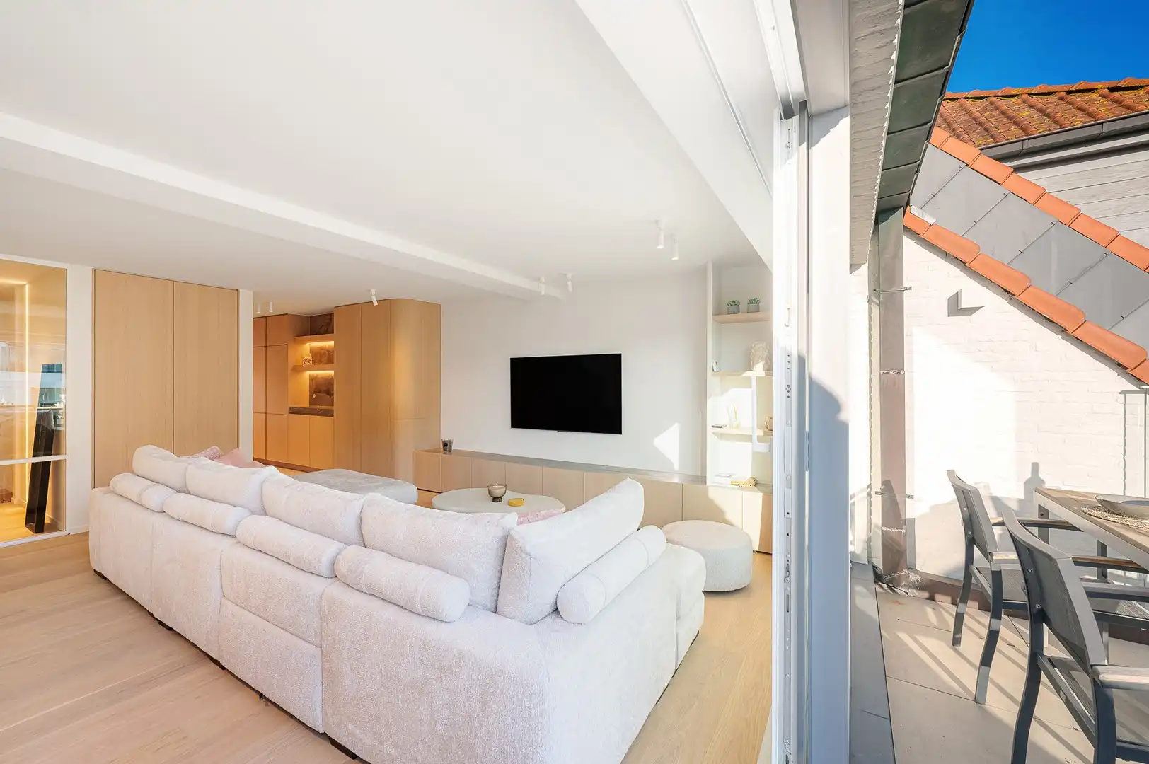 Luxueus gerenoveerd duplexappartement met drie slaapkamers. foto 13