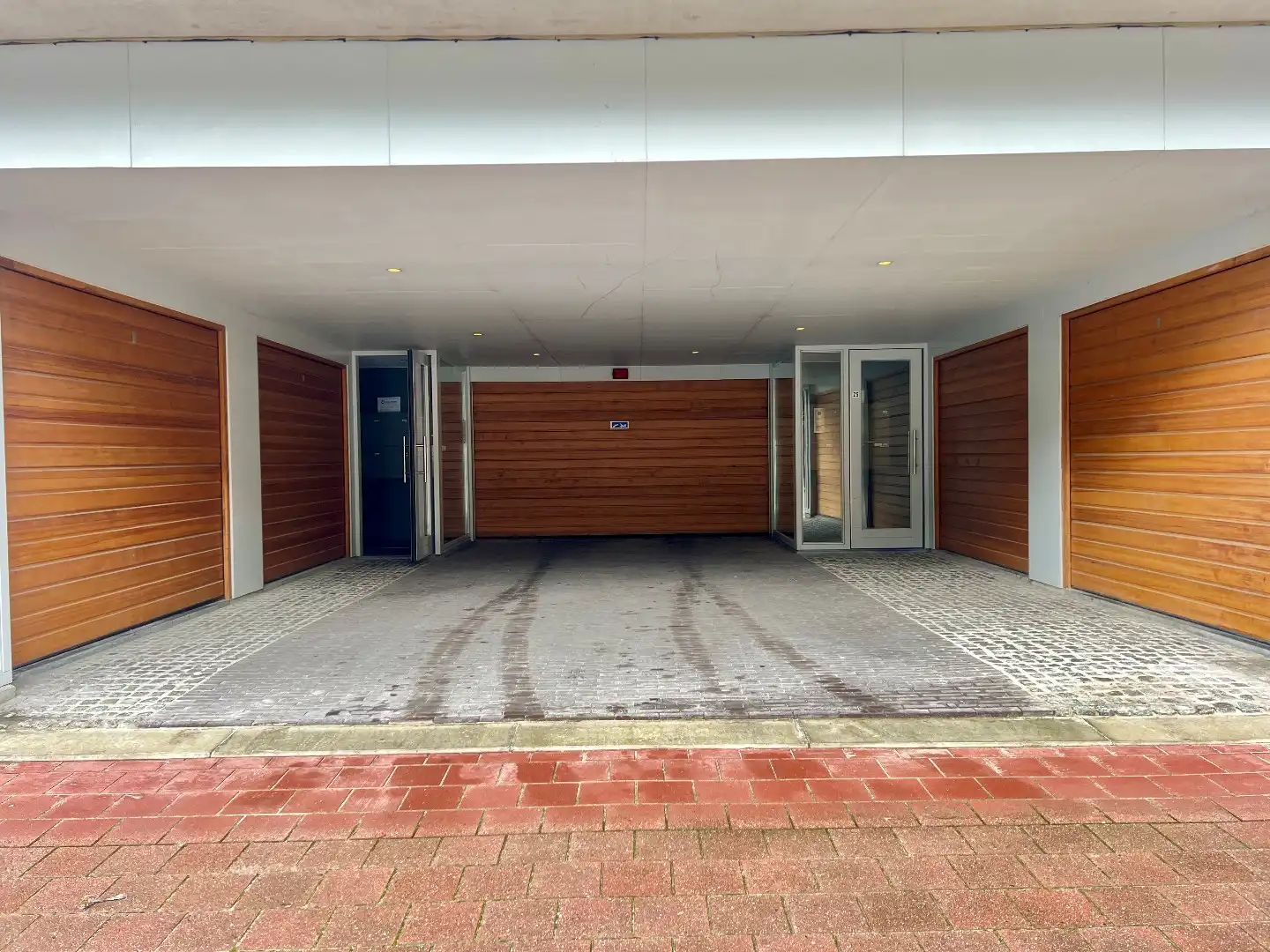 Gesloten garagebox nabij het Driehoeksplein foto 2