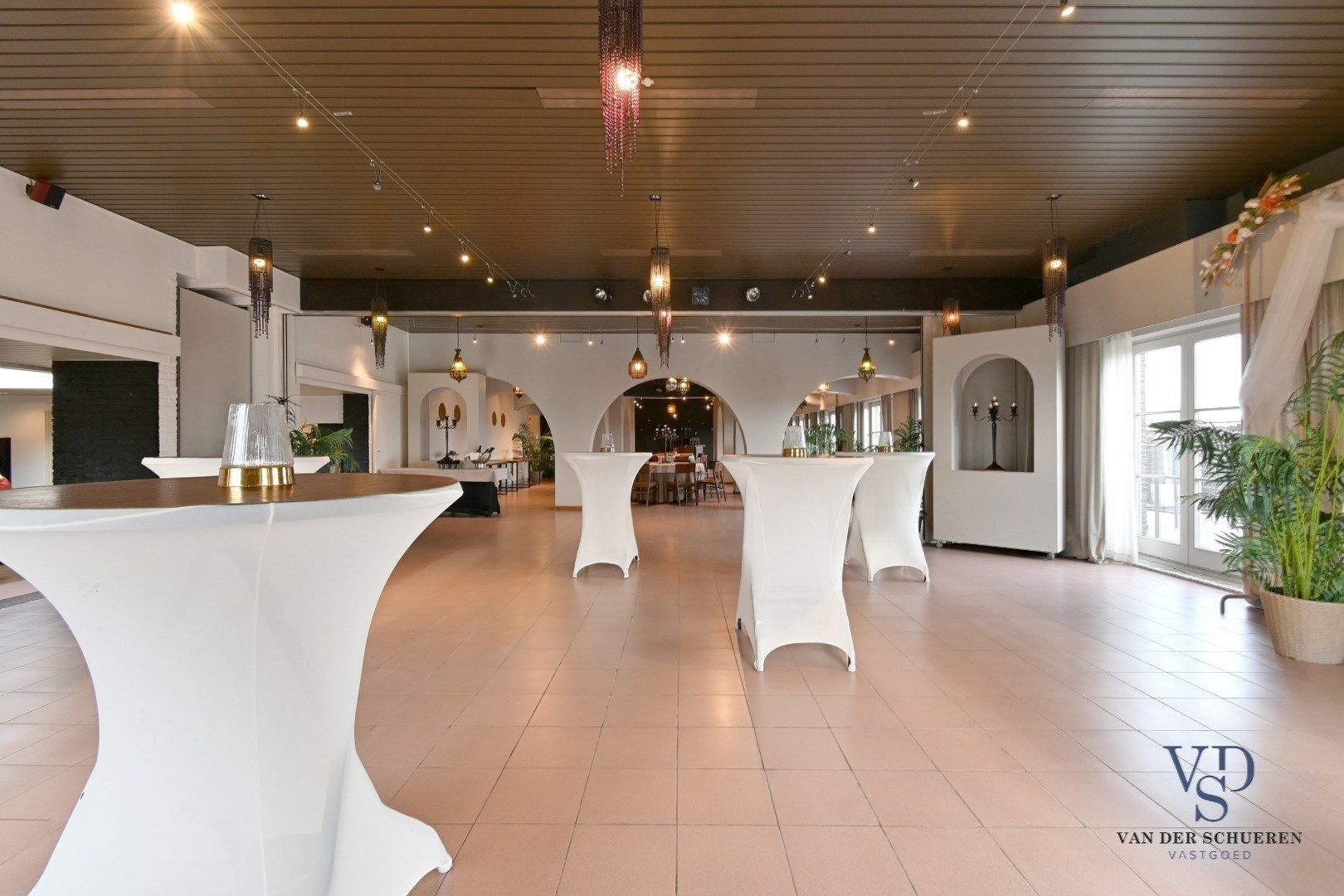 Feestzaal met uitzonderlijke woongelegenheid. foto 9