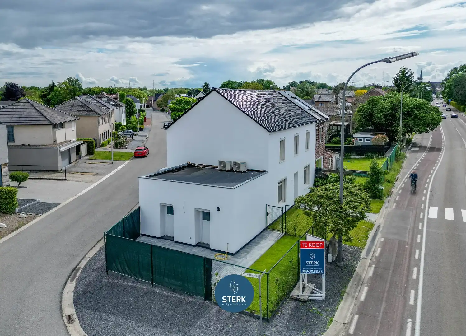MODERN GERENOVEERDE GEZINSWONING MET 5 SLPKS + 2 BADKAMERS TE LANAKEN !  foto 24