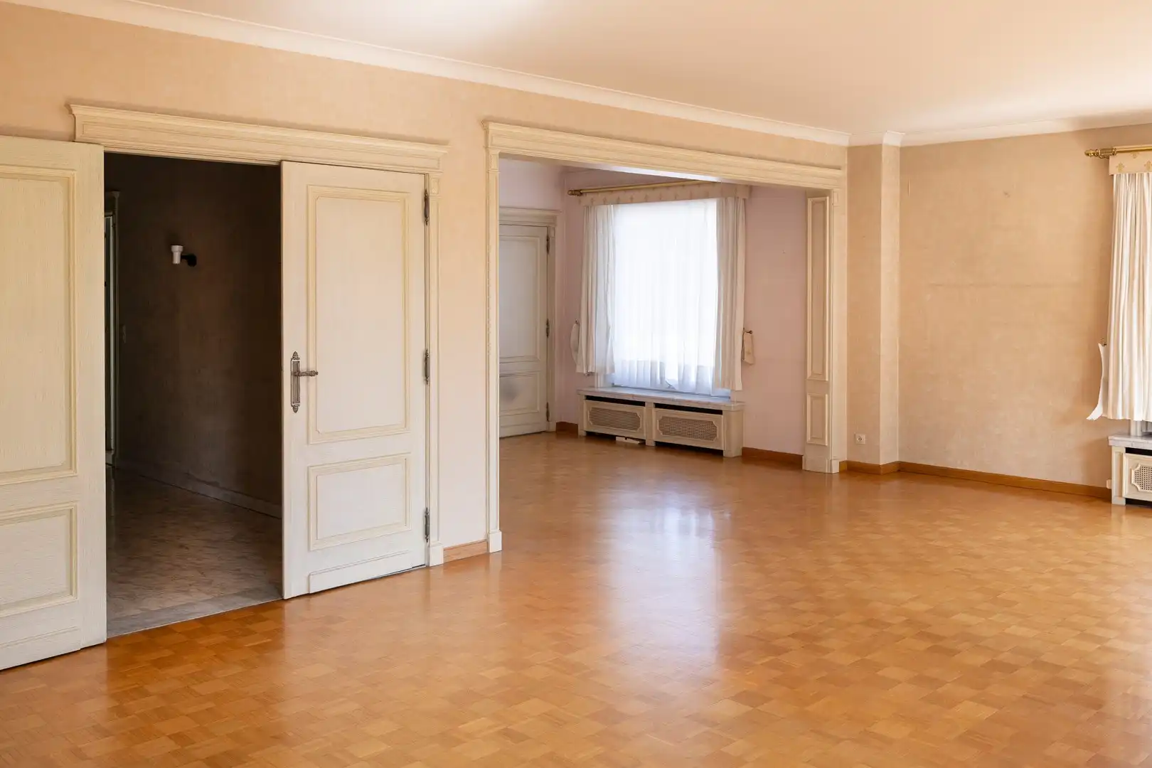 Ruim, te renoveren, appartement met 4 slpks en grote garage. foto 5
