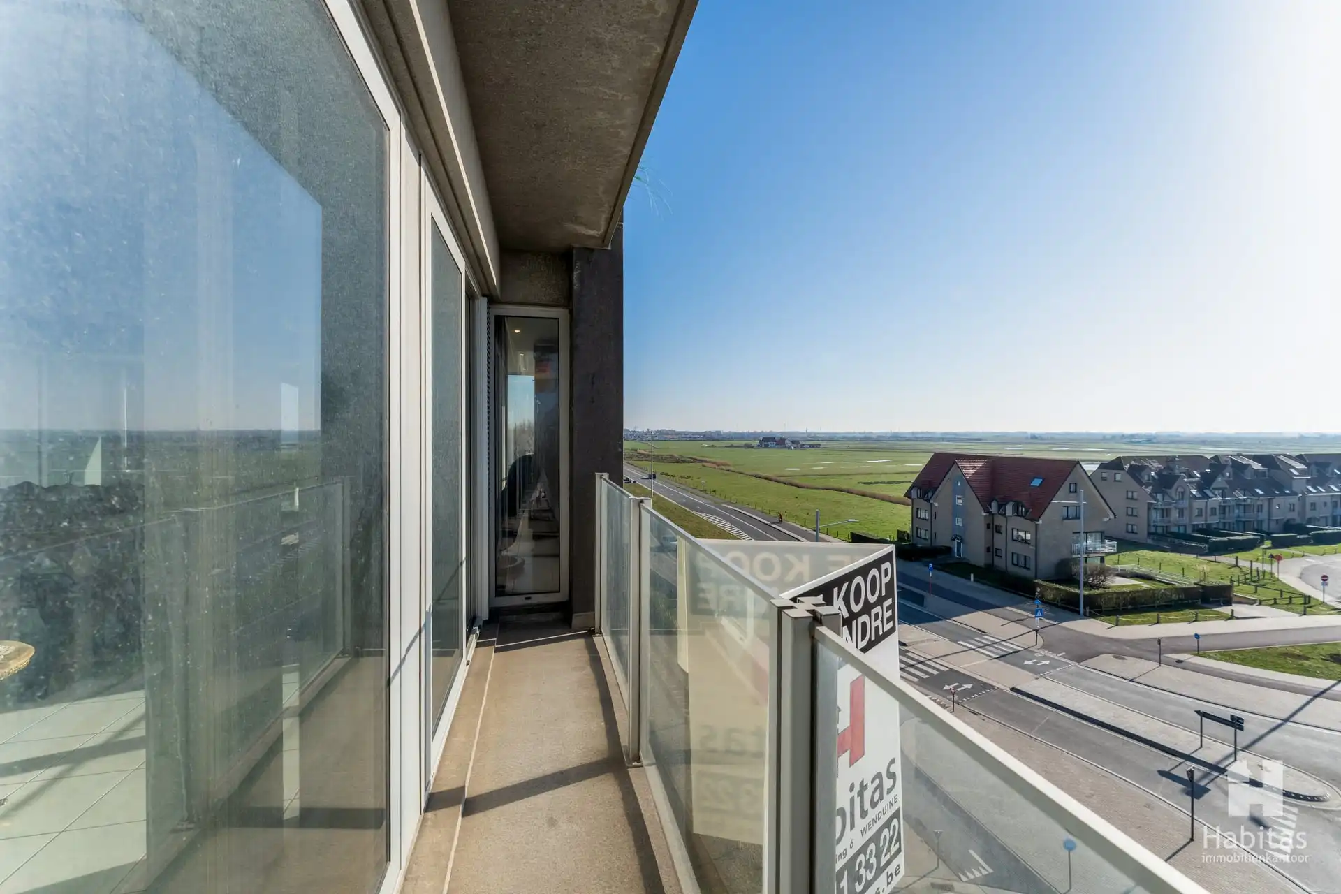 Ruim hoekappartement met panoramisch zee-, duinen- en polderzicht foto 5