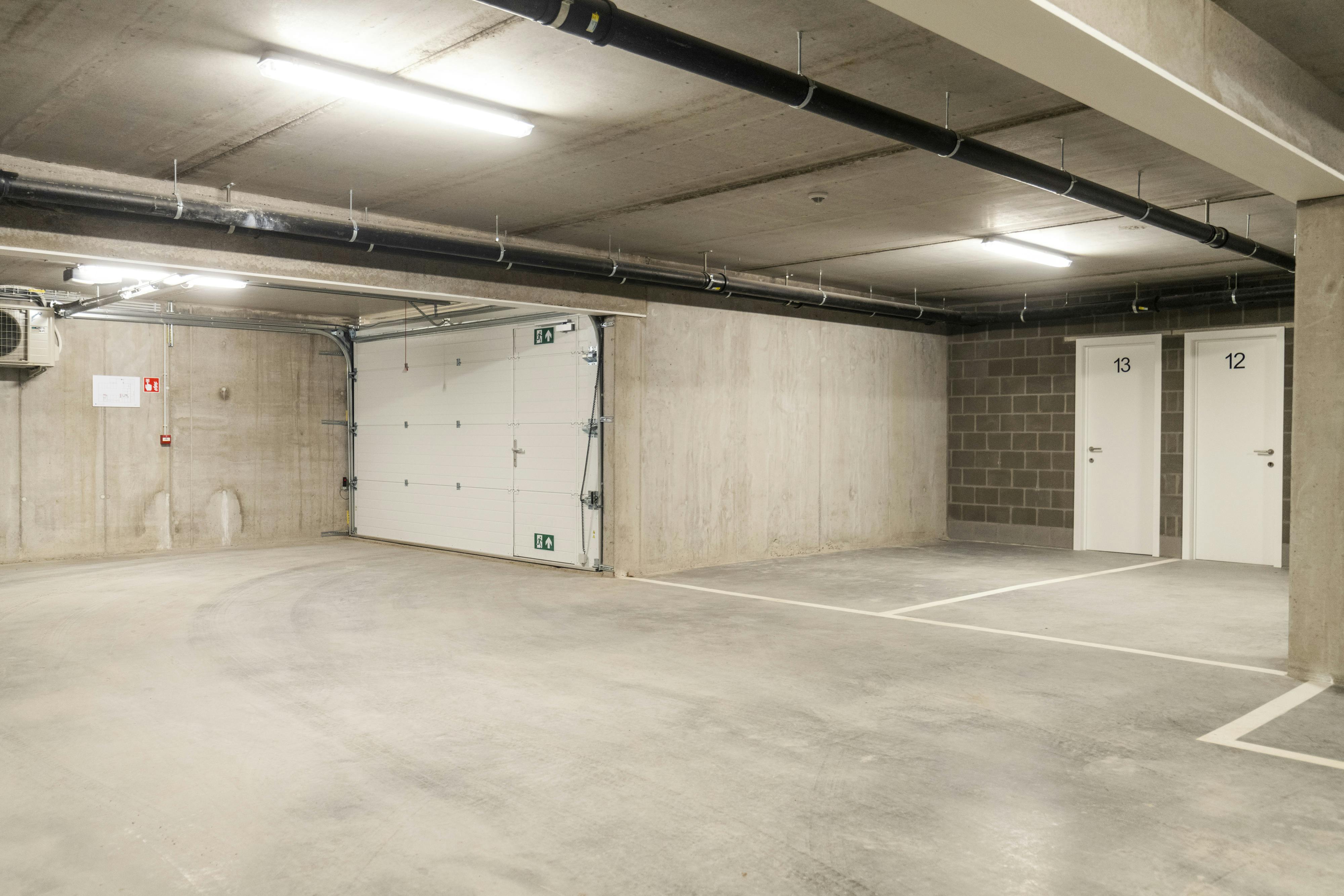 Ruime ondergrondse garagebox te koop in Deerlijk foto {{pictureIndex}}