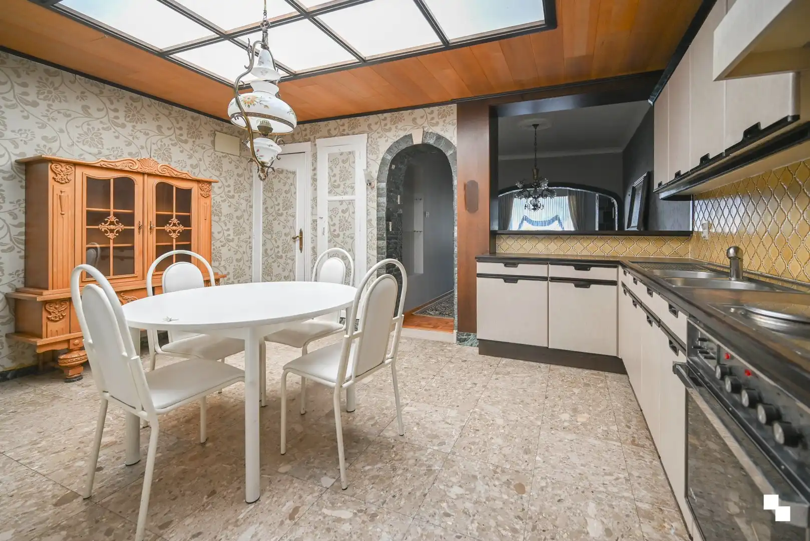 Te renoveren woning met dubbele garage in Oostrozebeke foto 9