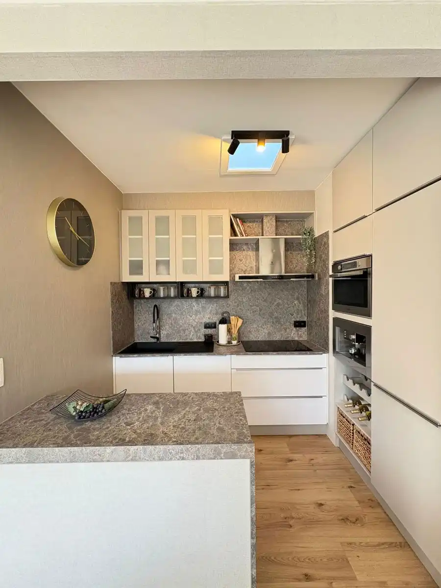 Luxueus afgewerkt en volledig gerenoveerd 2-slpk app. foto 3