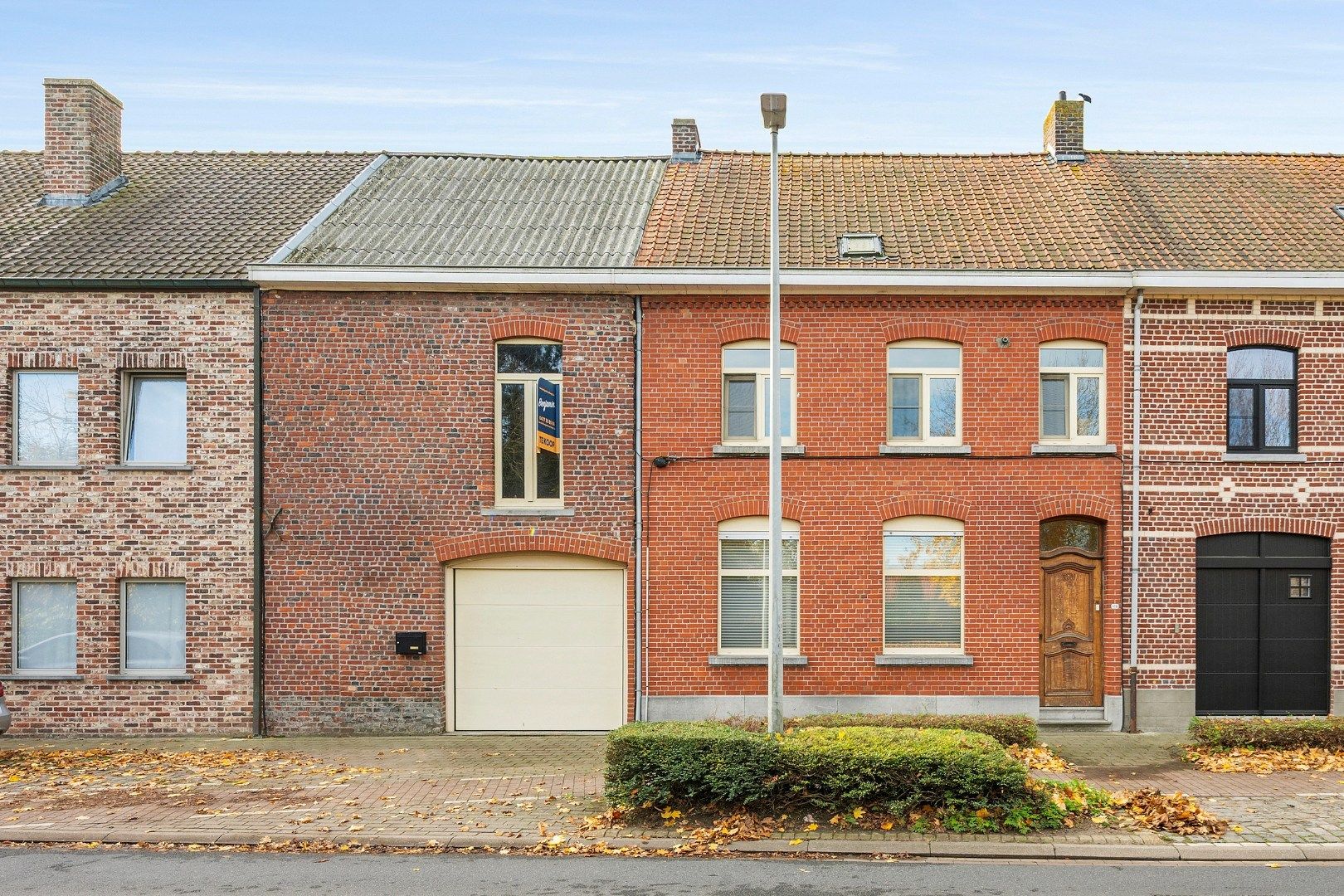 Verrassend ruime, instapklare woning met garage en zuidgerichte tuin in Geluwe foto {{pictureIndex}}