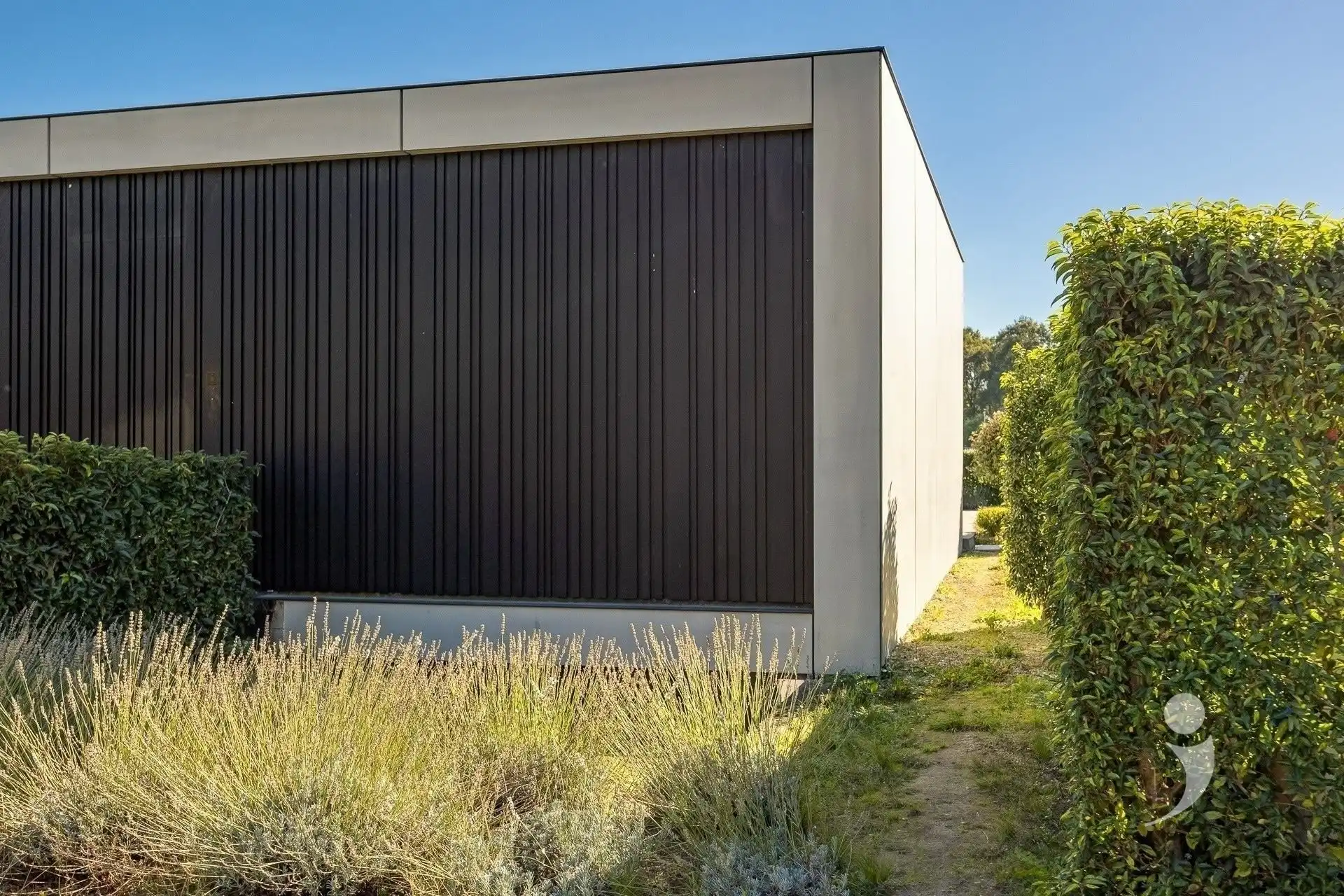 High-end architectenwoning met zwembad en prachtig zicht op de achterliggende weides foto 2