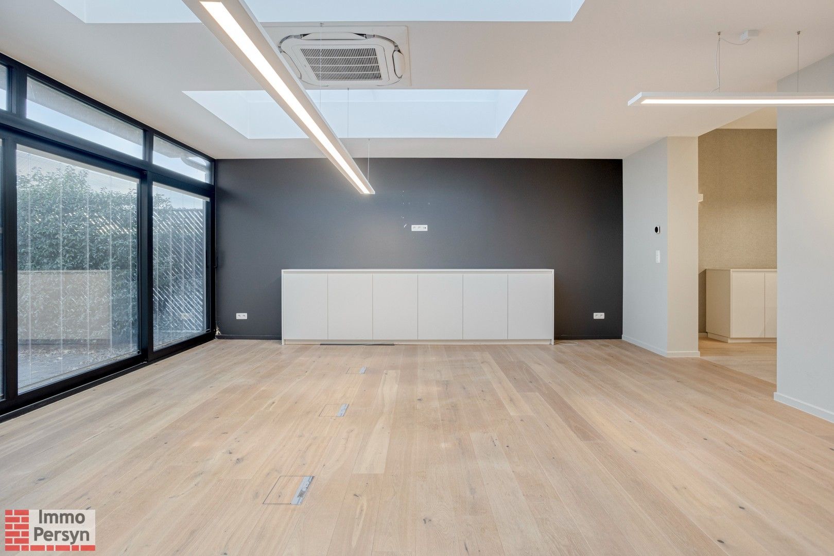 Ruim gelijkvloers appartement met tuin en 2 staanplaatsen. foto 4