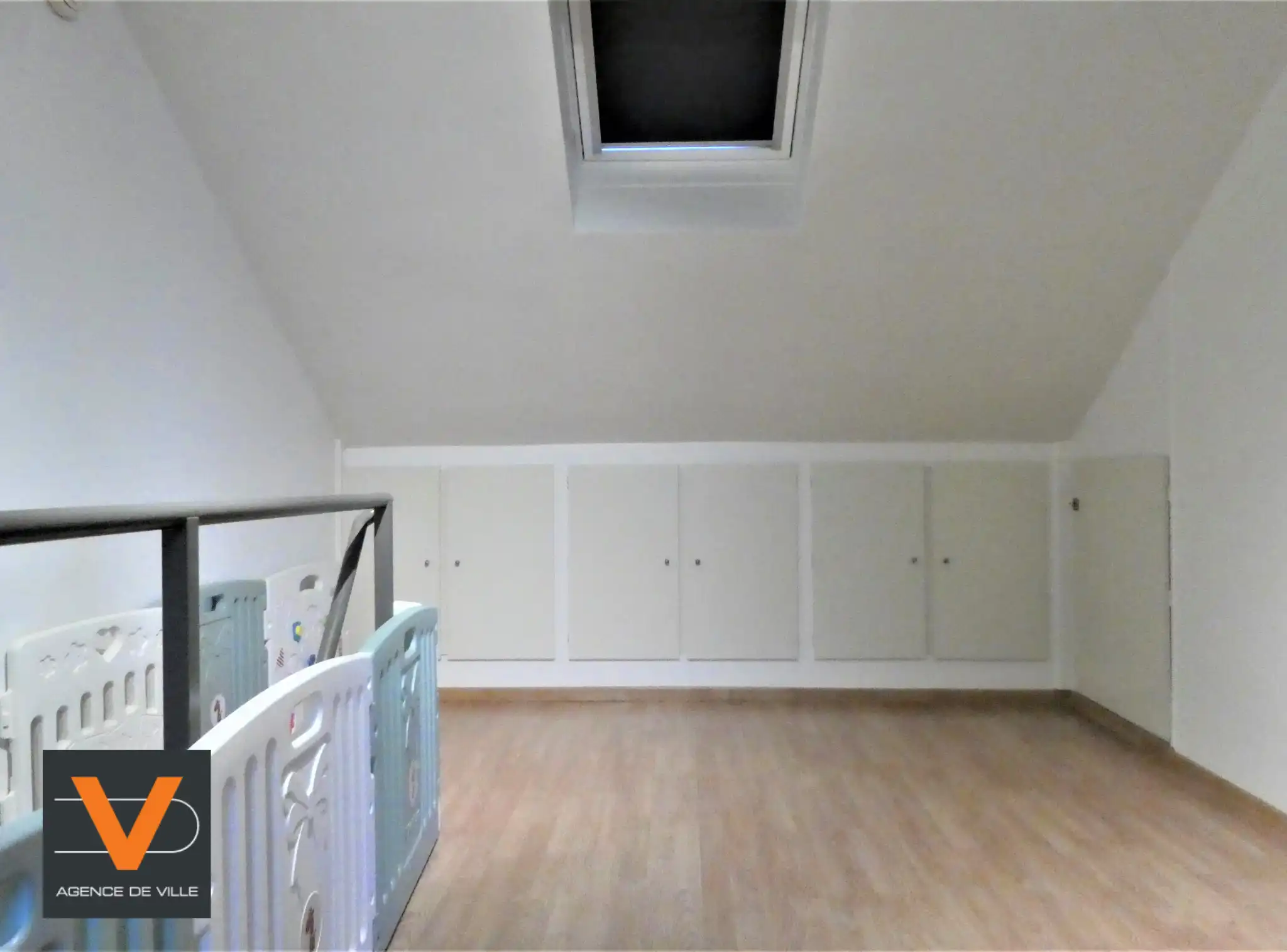 Prachtige koppelwoning met zonnig terras van 16m² en 2 autostaanplaatsen. Veel lichtinval door de grote ramen. foto 18