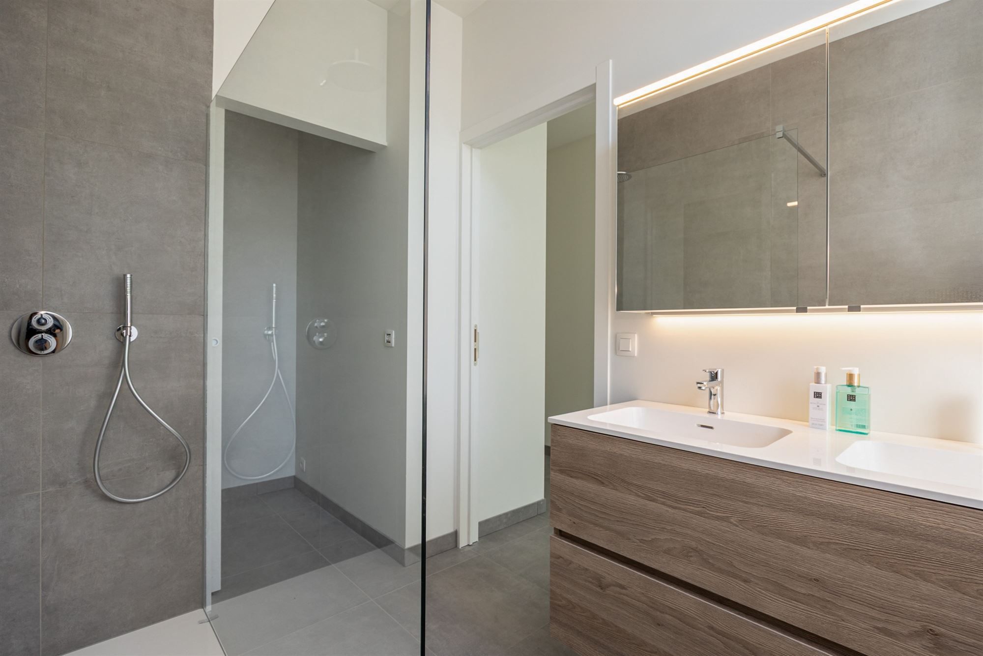 Totaal gerenoveerd huis met tuin en drie slaapkamers foto 7