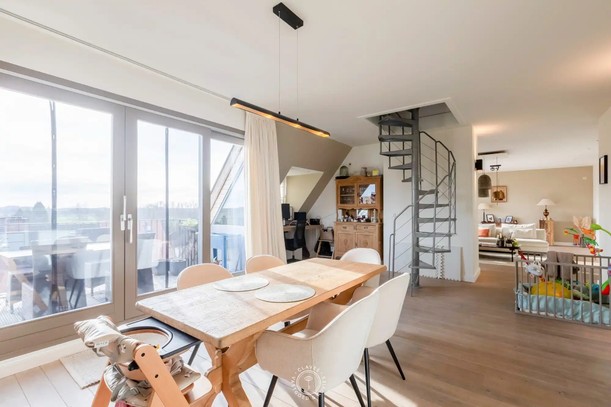 Ruim 219 m² en stijlvol duplex appartement met zonovergoten terrassen foto 9