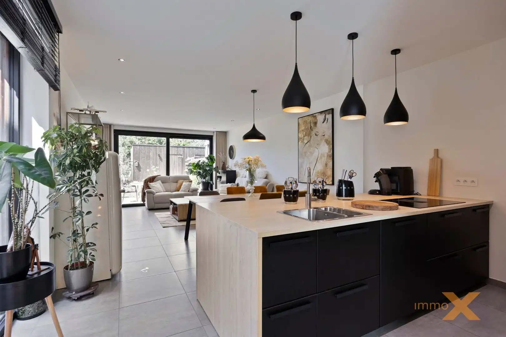 Charmante lichtrijke totaal gerenoveerde woning!! foto 2