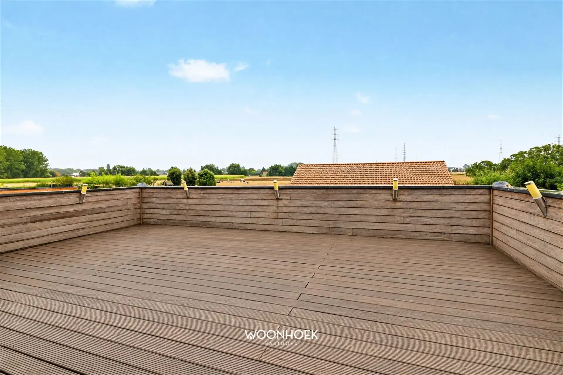Exclusieve villa met panoramisch uitzicht en magazijn.  foto 24