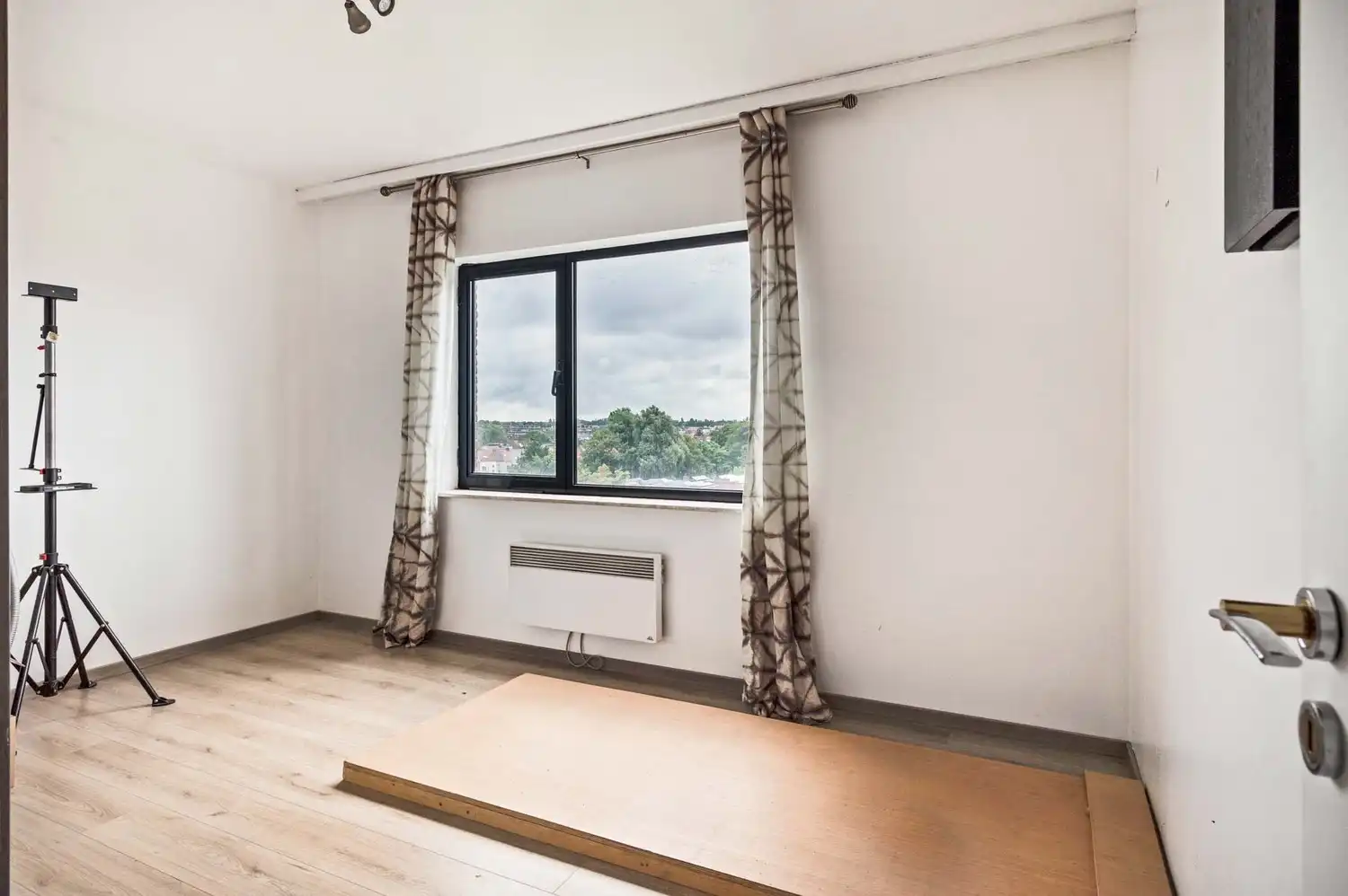 Instapklaar appartement met 2 slaapkamers, terras en autostaanplaats op centrale ligging in Merksem! foto 12