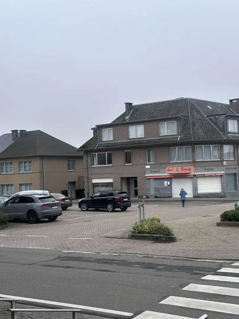 COMPLEET VERNIEUWD EN INSTAPKLAAR COMMERCIEEL GELIJKVLOERS foto 23