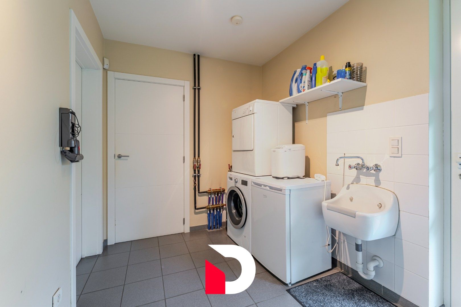 Vrijstaande woning met zwembad op een beheersbaar perceel met 4 slk.'ers  in kindvriendelijke woonwijk. foto 22