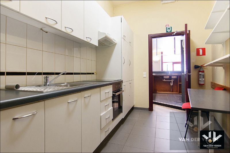 Opbrengsteigendom bestaande uit twee handelsgelijkvloersen (feestzaal/dienstencentrum en een kantoorruimte) en een duplexappartement op interessante zichtlocatie in het centrum van Paal (Beringen), op een steenworp van het op- en afrittencomplex van de autosnelweg E313! foto 15