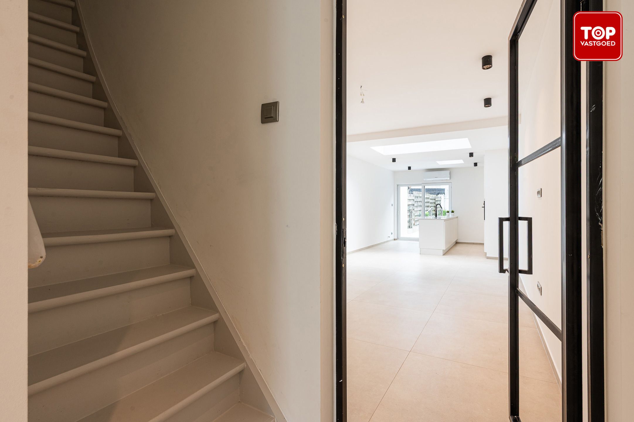 Stijlvol gerenoveerde gezinswoning met 4 slaapkamers en gezellige tuin foto 5