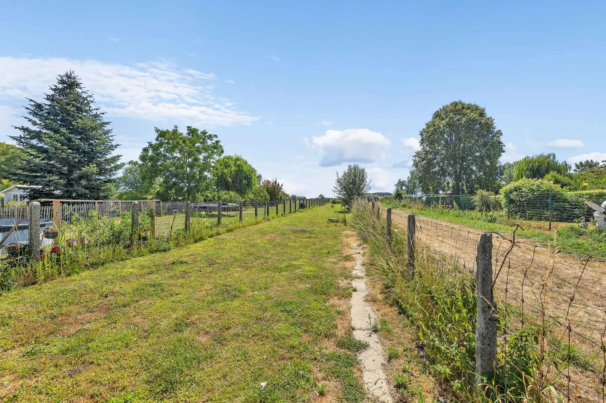 Te renoveren woning met veel potentieel en prachtige tuin foto 15