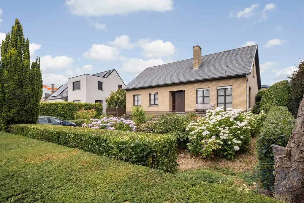 Villa met praktijk-/hobbyruimte en 3 garages in Waregem foto 12