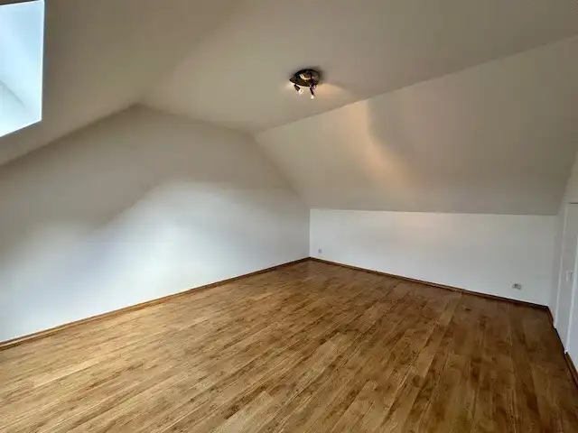 Een nette, comfortabele  gezinswoning met 3 slaapkamers, garage en tuin. foto 12