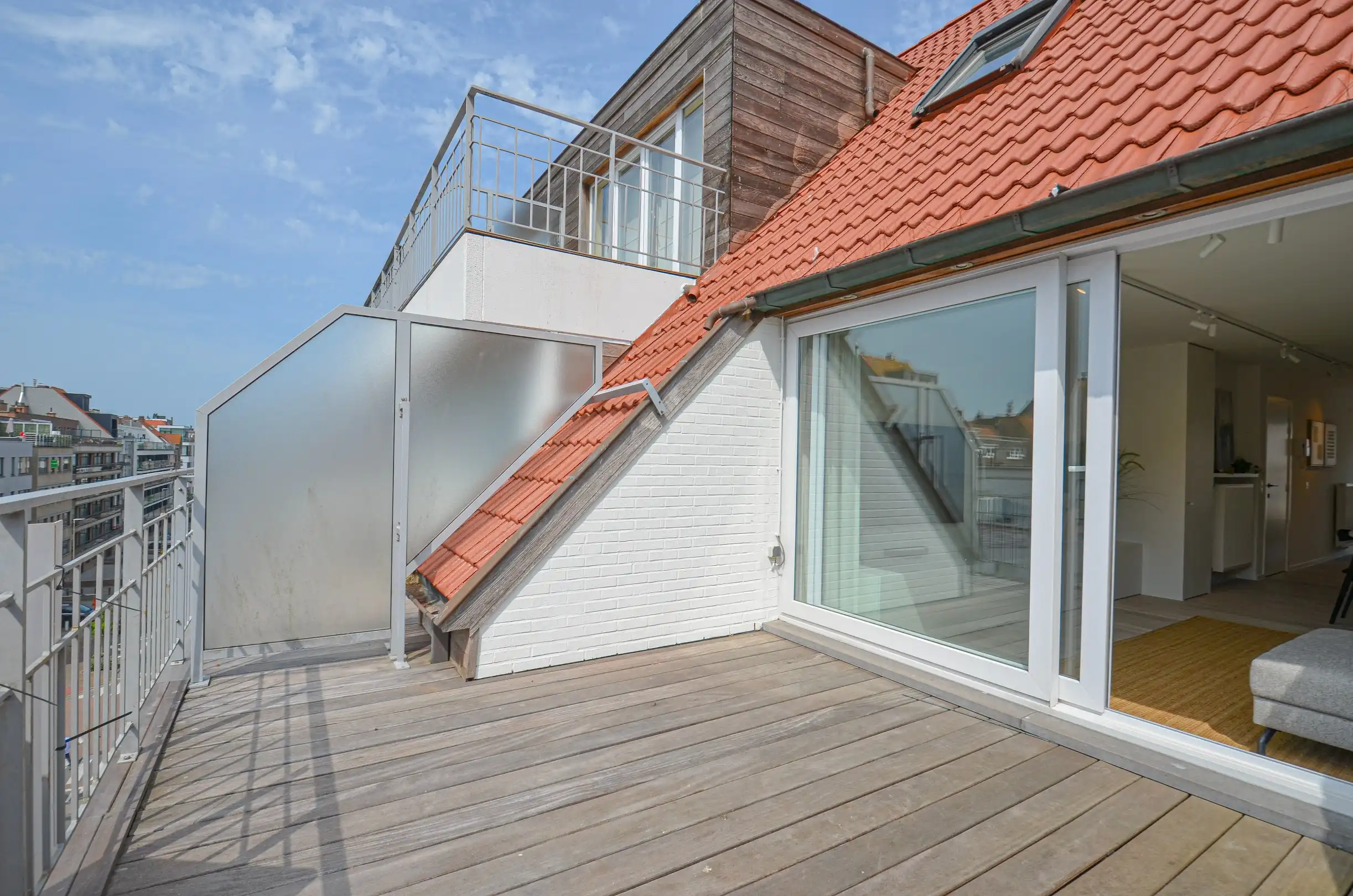 Volledig gerenoveerd appartement met twee ruime terrassen. foto 3