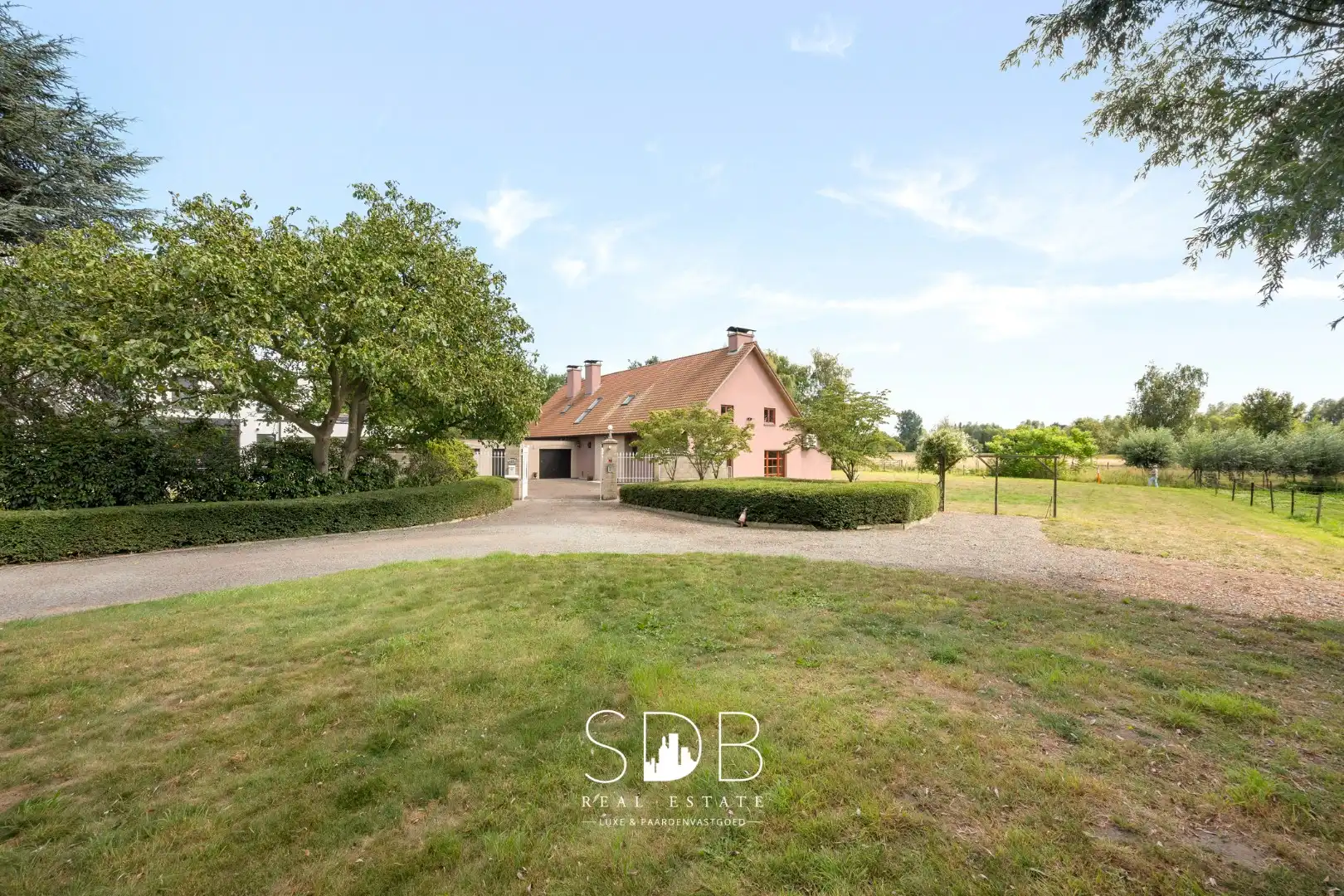 Hedendaagse villa met gezinstuin en graslanden op 7.496m² foto 28
