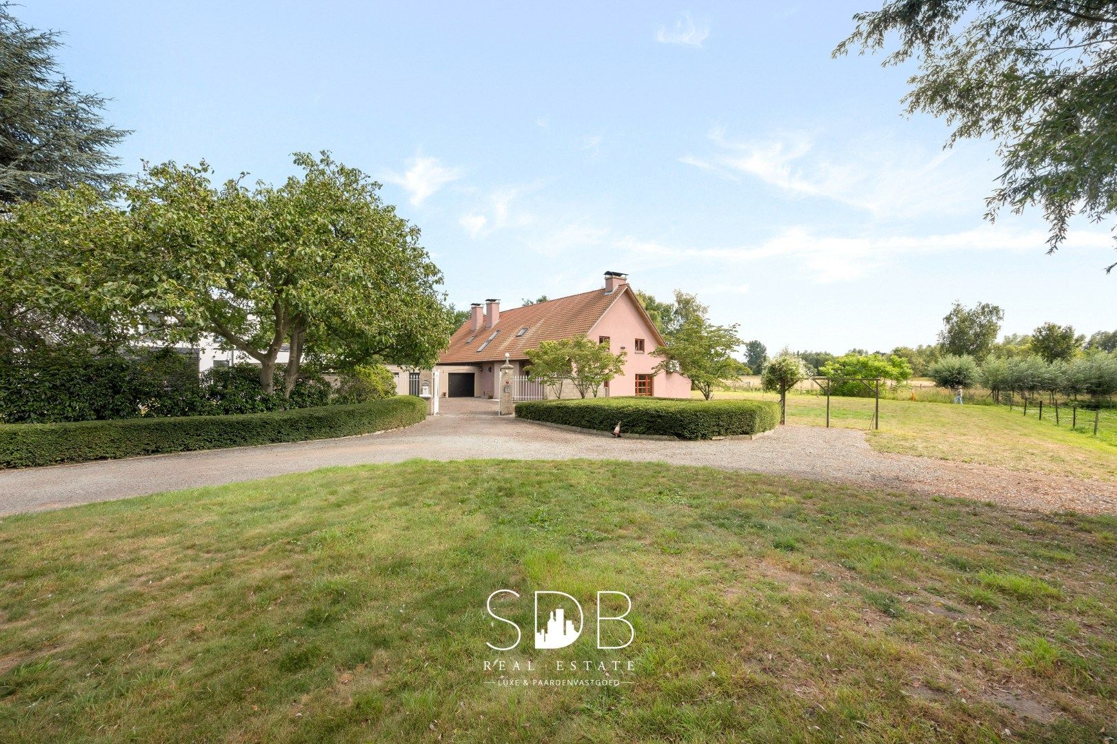 Hedendaagse villa met gezinstuin en graslanden op 7.496m² foto 29